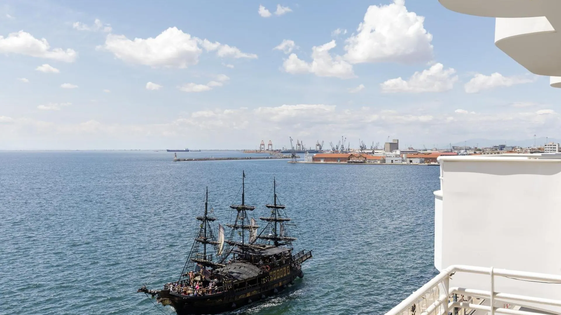 Infinity & Beyond By Halu! - Seafront Apartments Thessaloniki